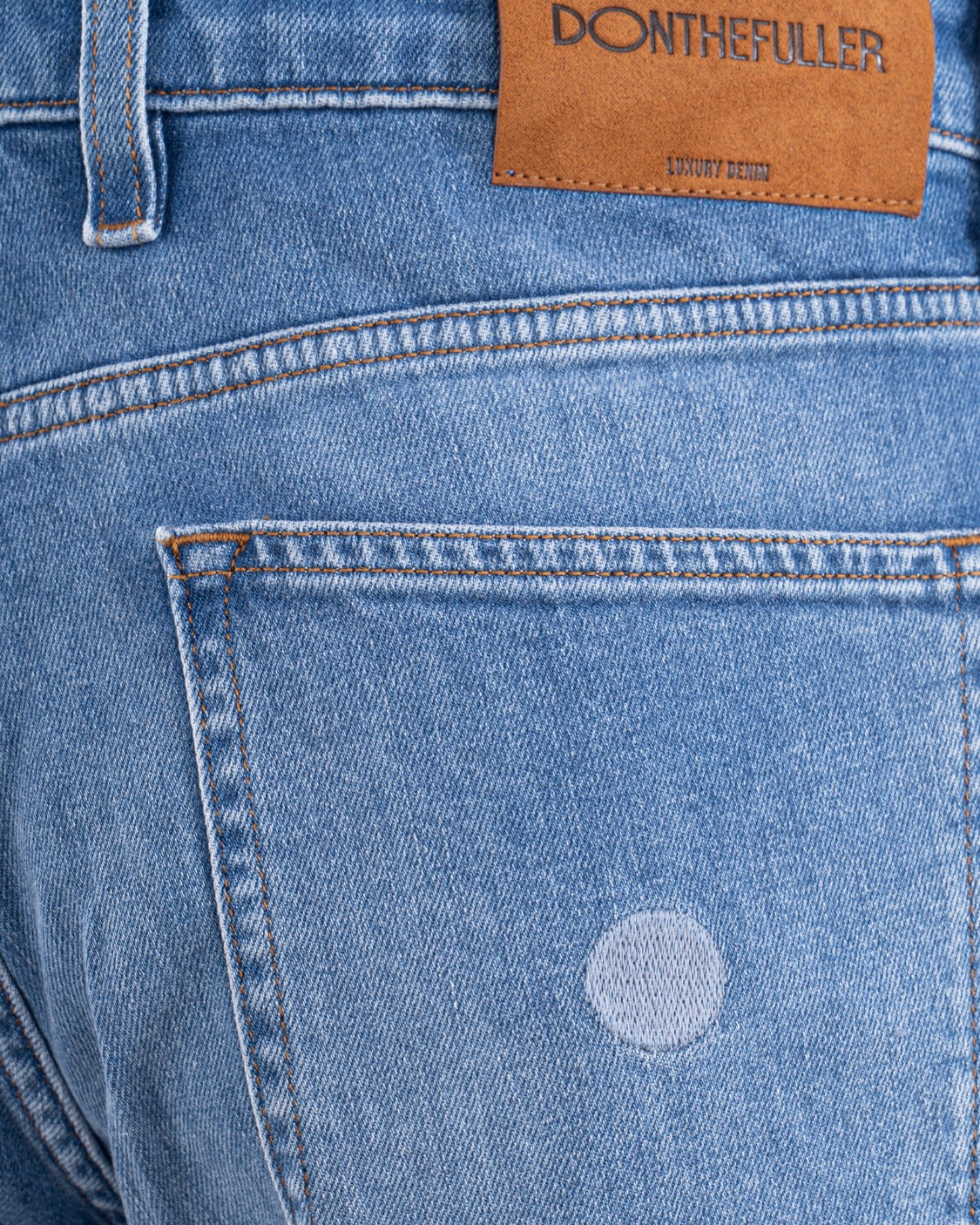 shop DON THE FULLER  Jeans: Don The Fuller jeans "Wilson".
Regular fit.
Lavaggio blu chiaro.
Bottone oro, zip, orlo con risvolto, salpa scamosciata tabacco, pallino tono su tono.
Composizione: 98,5% Cotone, 1,5% Elastan.
Made in Italy.. WILSON-D number 7033049